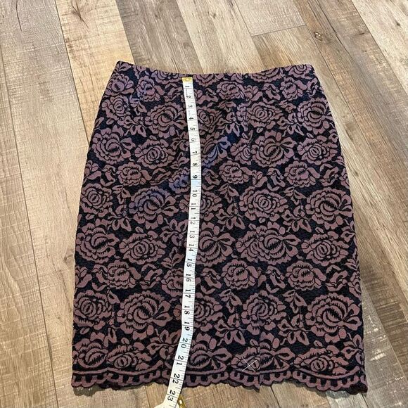 Ann Taylor Factory Navy Blue Pink
Floral Lace Pencil Skirt Size 6 - Picture 4 of 6